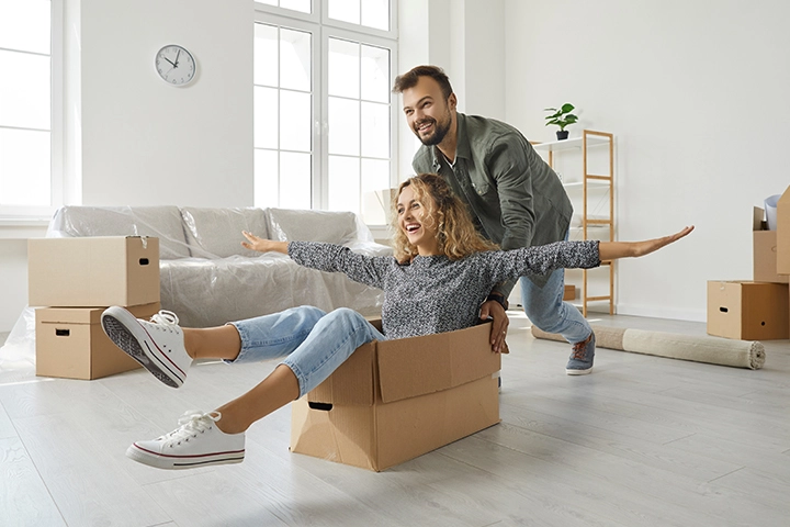 Casal jovem feliz a brincar na casa nova