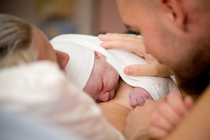 Após o nascimento, os recém-nascidos são submetidos a exames de triagem